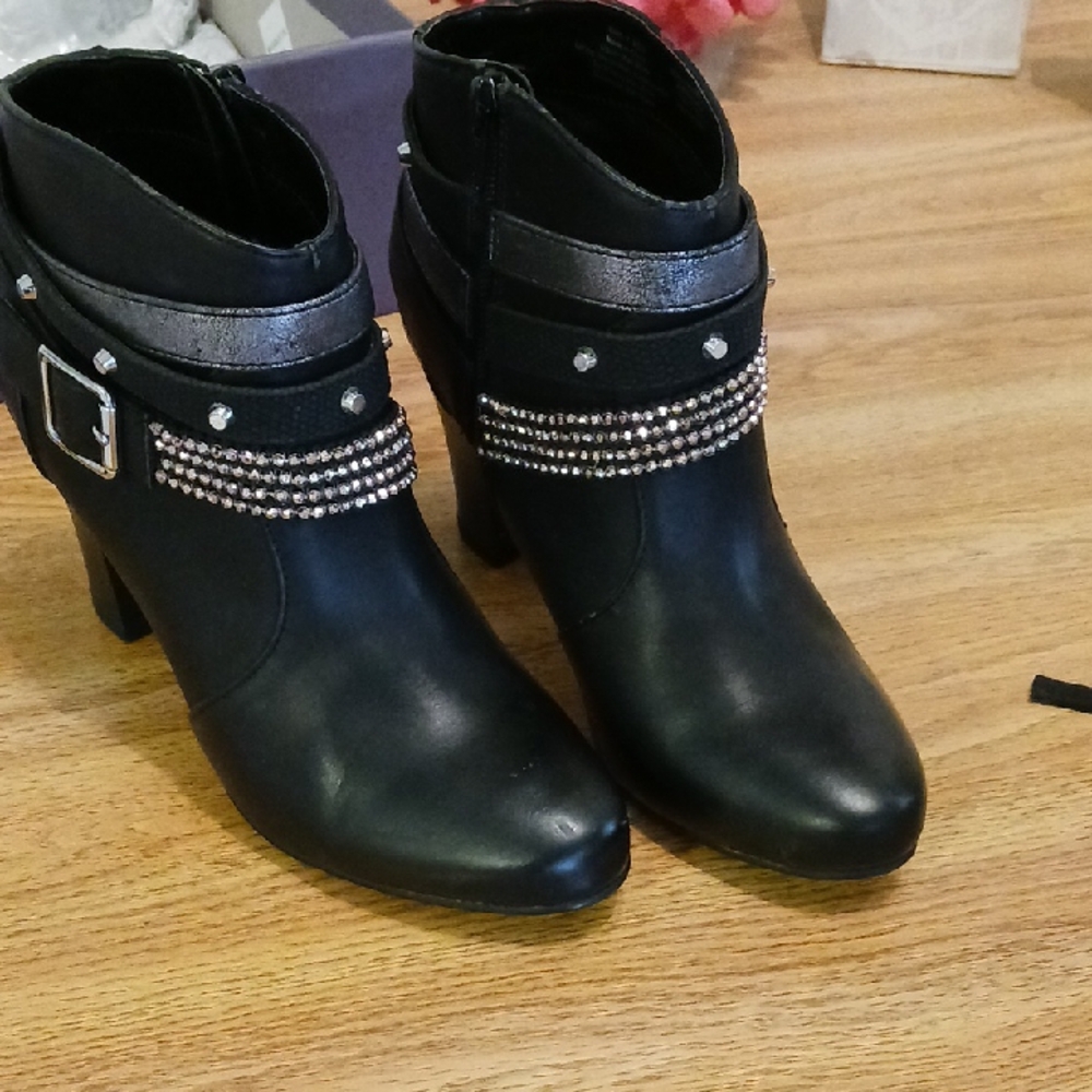 Jennifer Lopez Black Ankle Booties with Chunky Heel